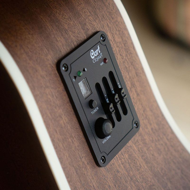 Cort MR500E NT Westerngitar med pickup
